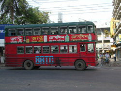 ダッカ市内を走る2階建てバス 