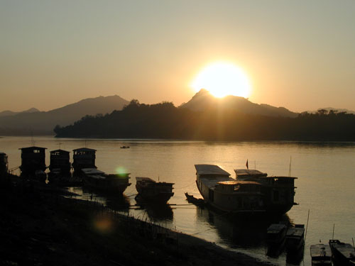 ラオス、メコン川の夕日
